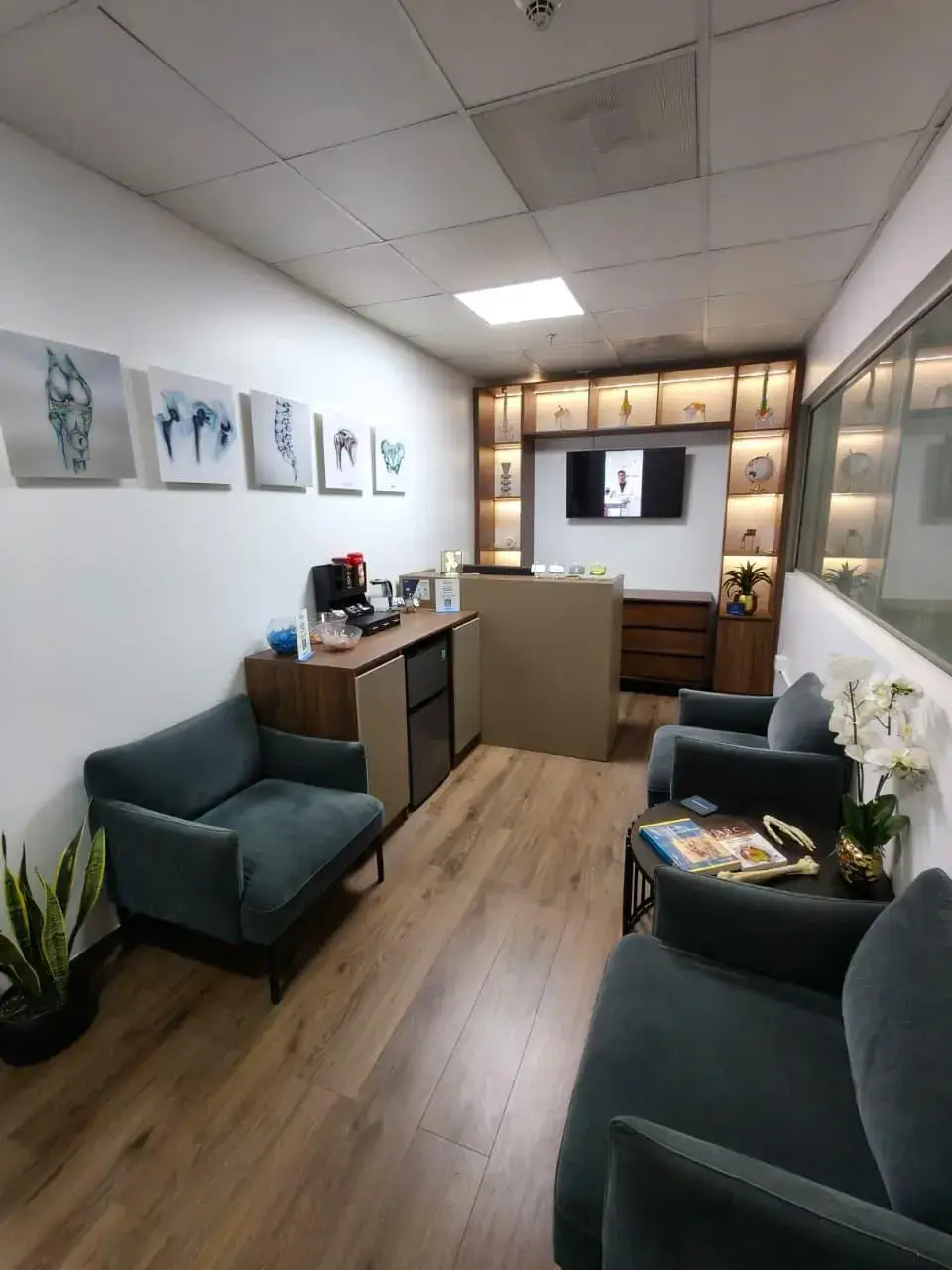 Sala de espera del consultorio de ortopedia y traumatología en Doctors Hospital Monterrey