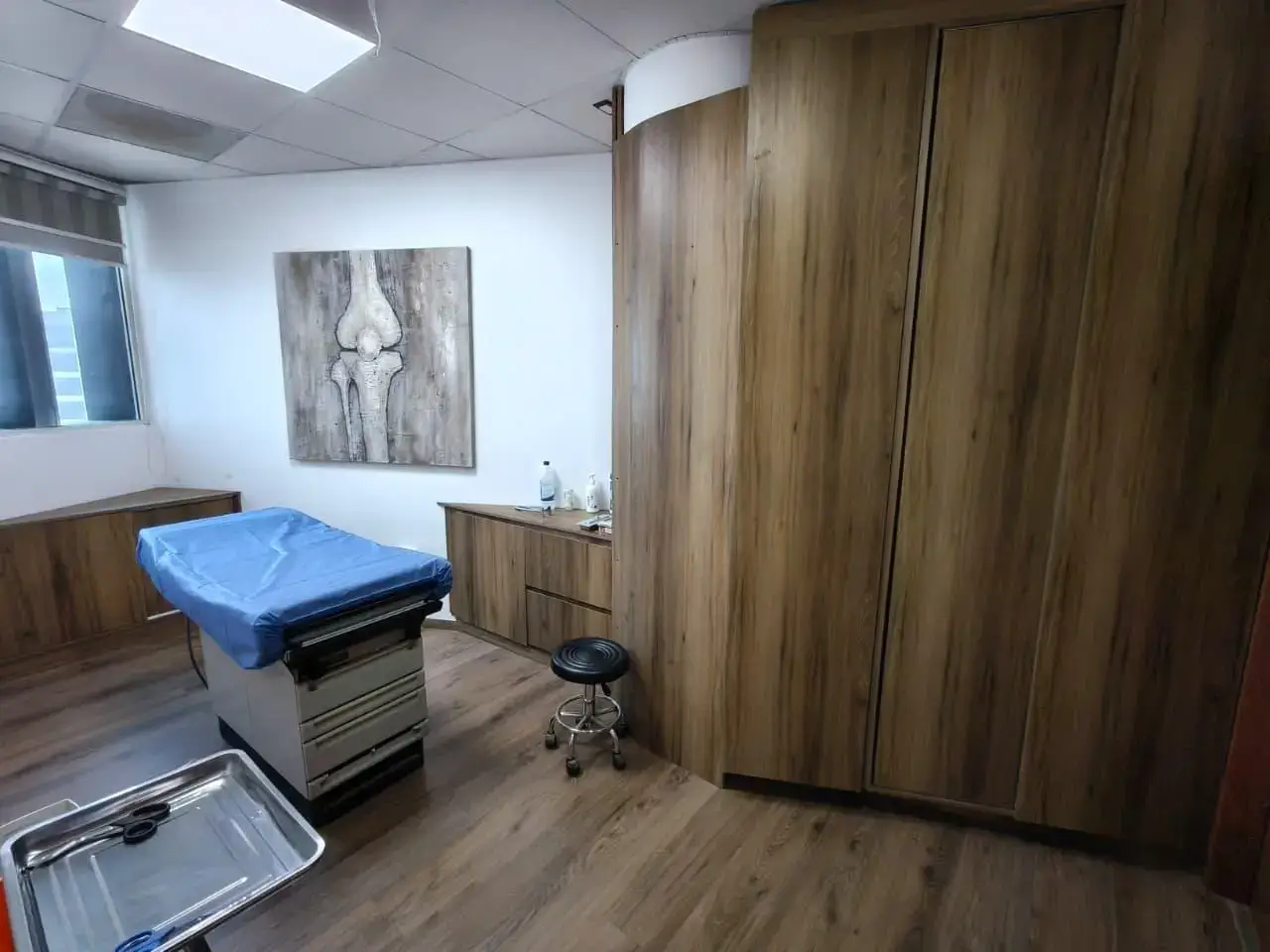 Área de exploración del consultorio de traumatología en Doctors Hospital Monterrey
