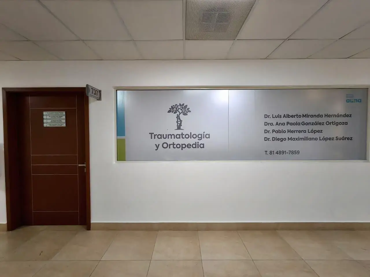 Equipo médico y tecnología del consultorio de ortopedia en Doctors Hospital Monterrey