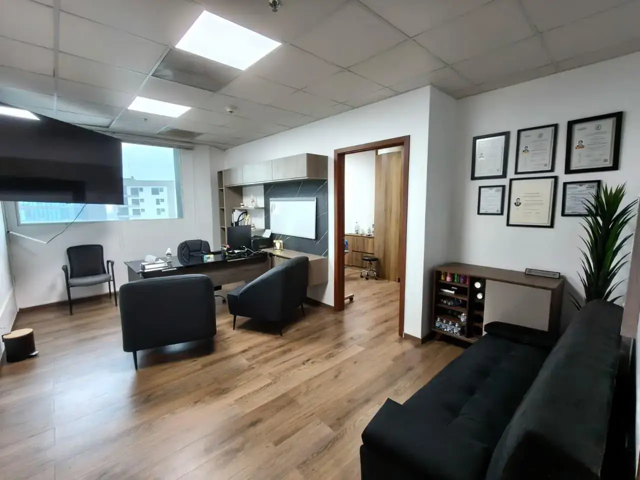 Atención personalizada al paciente en el consultorio del Dr. Luis Alberto Miranda en Monterrey